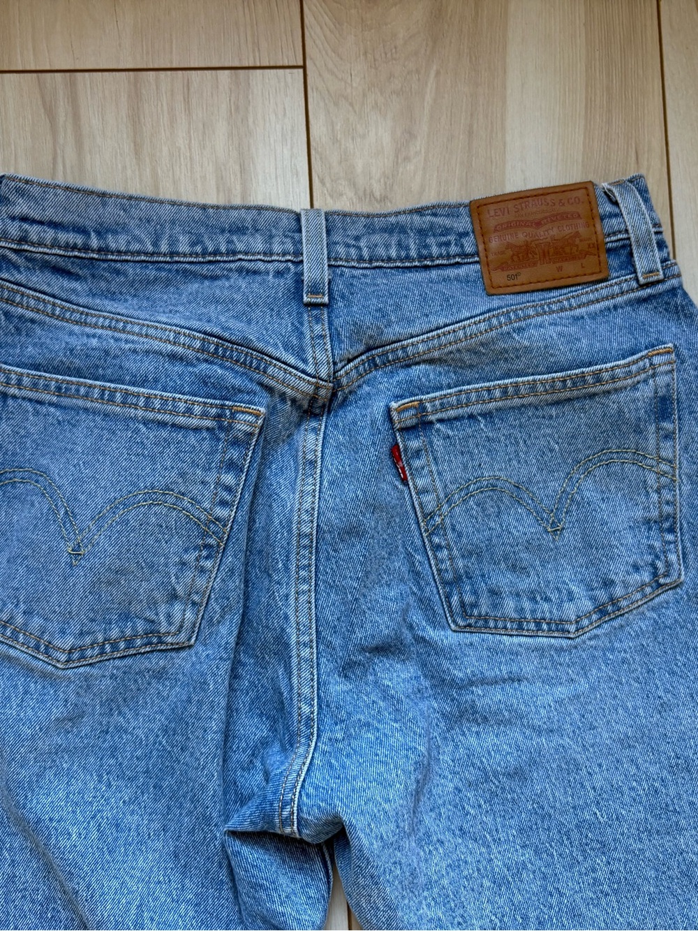 Levi’s 501 Premium Jeans 32x32 Light Wash Straight Leg Button Fly Classic Denim - Picture 5 of 7